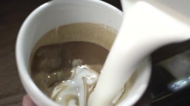 Kafedeki sütlü kahveyi kapat.