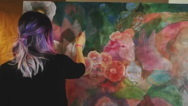 Artista Che Lavora Con Grande Dipinto Laboratorio Donna Pittrice Hipster — Video Stock