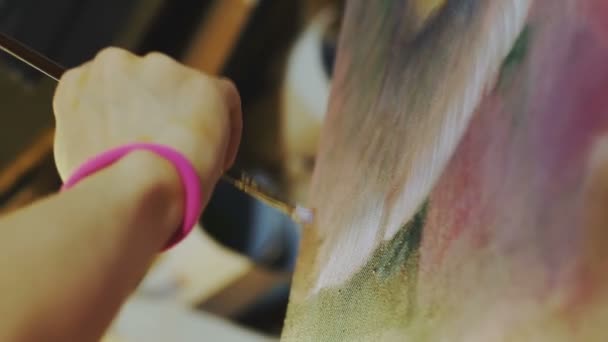 Artystka Pracująca Dużym Obrazem Warsztacie Hipsterka Malarka Kolorowymi Włosami — Wideo stockowe