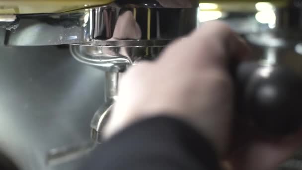 Barista Arbeit Café Prozess Der Kaffeezubereitung Aus Nächster Nähe — Stockvideo