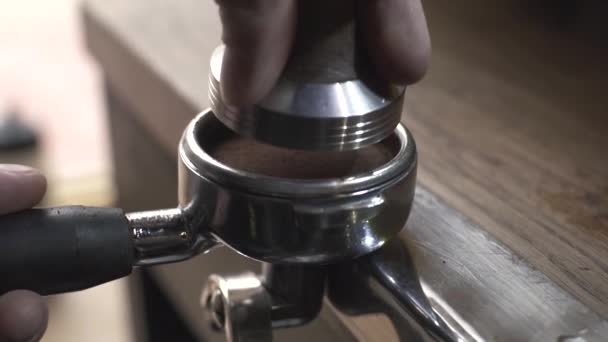 咖啡店的咖啡师工作 咖啡准备的过程近在咫尺 — 图库视频影像