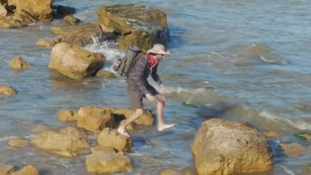 Mann Wandert Allein Auf Den Klippen Strandnähe Reisender Mit Hut — Stockvideo