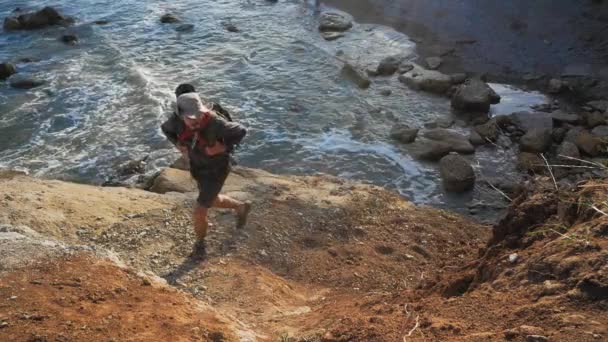 Caminante Masculino Camina Solo Los Acantilados Cerca Playa Del Mar — Vídeos de Stock