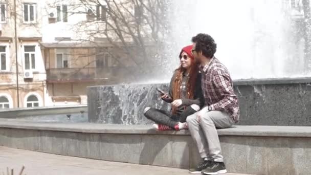 Pareja Joven Posando Cerca Fuente Soleado Día Verano Turistas Masculinos — Vídeo de stock