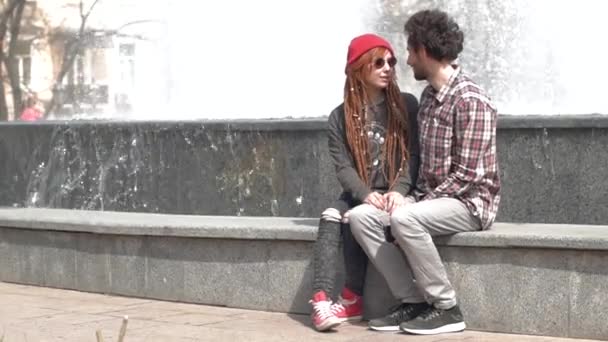 Güneşli Yaz Gününde Fıskiyenin Yanında Poz Veren Genç Bir Çift — Stok video