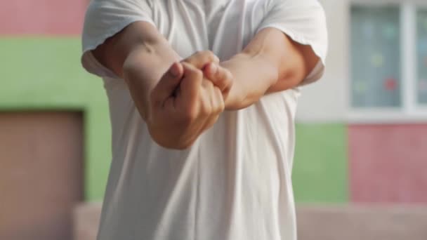 Ung Man Med Ovanligt Utseende Gör Stretching Övningar Utomhus Idrottsplats — Stockvideo