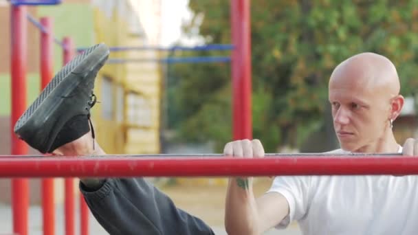 Sıra Dışı Görünüşlü Genç Erkek Spor Alanında Esneme Egzersizleri Yapıyor — Stok video