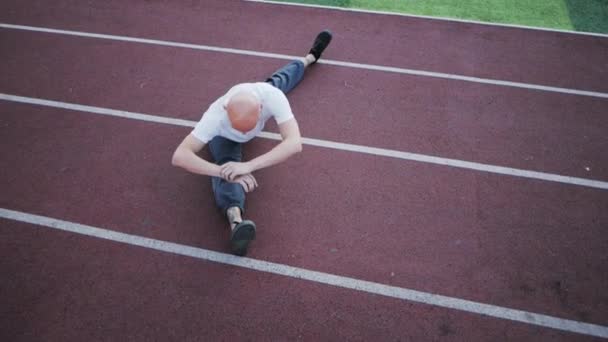 Jong Mannetje Met Ongewone Verschijning Doen Stretching Oefeningen Buiten Sportveld — Stockvideo