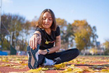 Yaz günü stadyumda genç bayan koşucu eğitimi. 