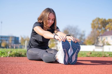 Yaz günü stadyumda genç bayan koşucu eğitimi. 