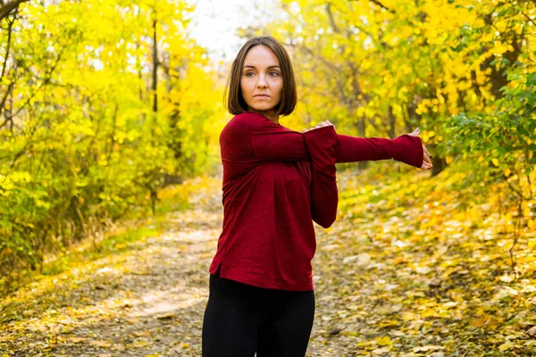 Молодая Счастливая Бегунья Тренируется Солнечном Осеннем Парке — стоковое фото