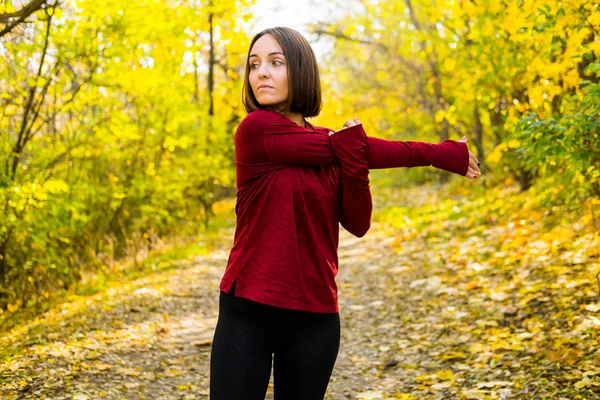 Tineri Fericit Femeie Alergător Formare Parc Toamnă Însorit — Fotografie, imagine de stoc