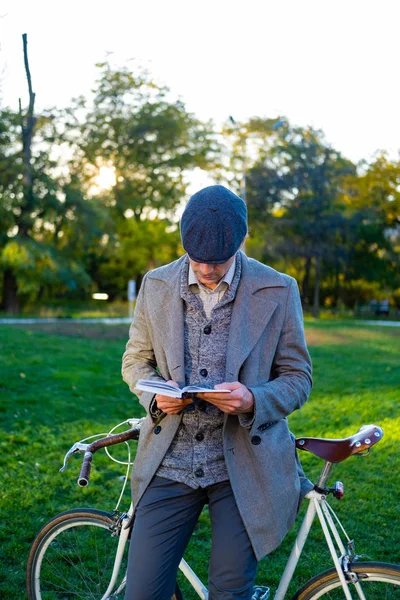Молодой Хипстер Ретро Велосипедом Читает Книгу Осеннем Парке — стоковое фото