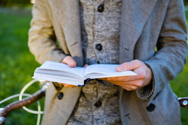 Joven Hipster Masculino Con Bicicleta Retro Leer Libro Parque Otoño —  Fotos de Stock