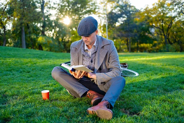 Jonge Mannelijke Hipster Met Retro Fiets Lees Boek Het Najaar — Stockfoto