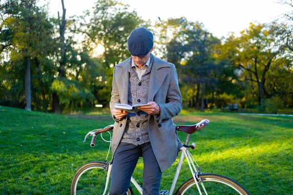 Junge Männliche Hipster Mit Retro Fahrrad Lesen Buch Herbstpark — Stockfoto