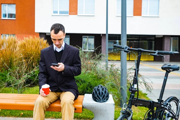 Junge Männliche Geschäftsmann Und Handy Sitzen Freien — Stockfoto