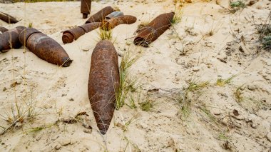 Çölde eski paslı top mermisi ve uçak mermisi.