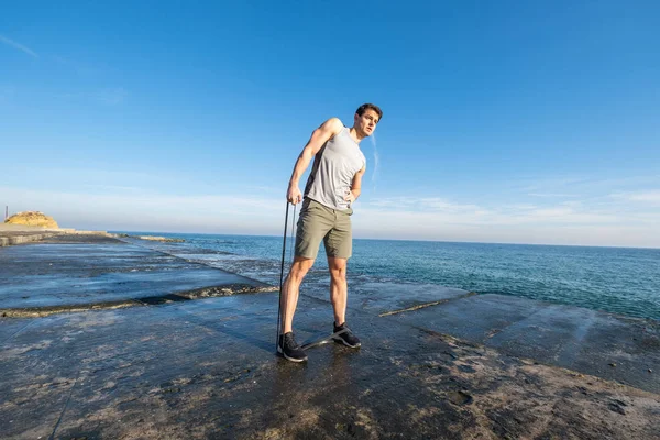 Mladý Fit Mužský Trénink Atletickou Gumou Pláži Letní Den — Stock fotografie