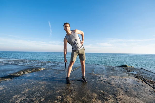 Mladý Fit Mužský Trénink Atletickou Gumou Pláži Letní Den — Stock fotografie