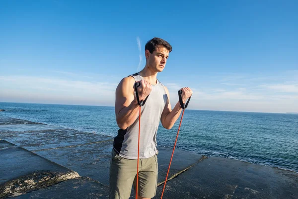 Entrenamiento Masculino Forma Joven Con Goma Atlética Playa Día Verano — Foto de Stock