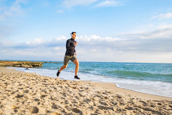 Ajuste Entrenamiento Corredor Masculino Playa Verano Escuchar Música Contra Cielo — Foto de Stock