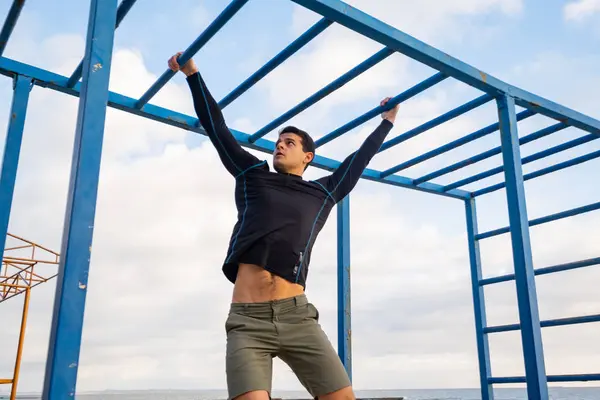 Entrenamiento Masculino Forma Joven Hacer Ejercicios Aire Libre Playa — Foto de Stock