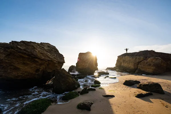 阳光普照的大海和巨大的岩石的成本 — 图库照片