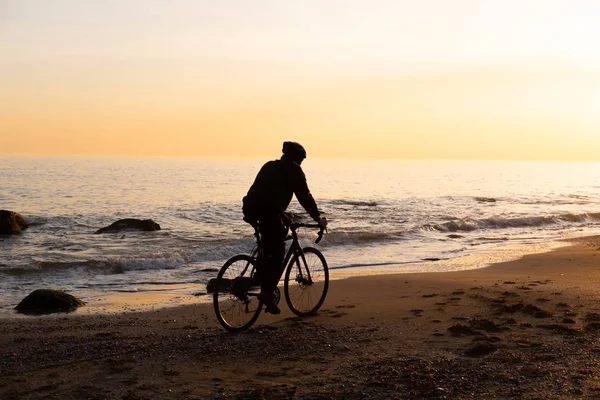 Σιλουέτα Του Νεαρού Άνδρα Ποδηλάτη Στο Κράνος Στην Παραλία Κατά — Φωτογραφία Αρχείου