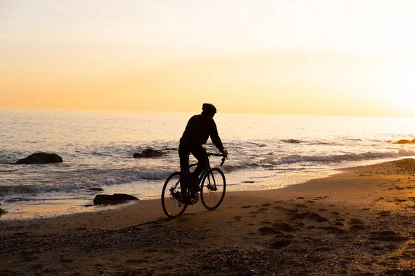 Силуэт Молодого Велосипедиста Шлеме Пляже Время Красивого Заката — стоковое фото