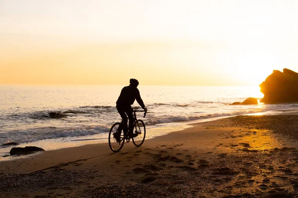 Siluetă Tânăr Călăreț Biciclete Sex Masculin Cască Plajă Timpul Apusul — Fotografie, imagine de stoc