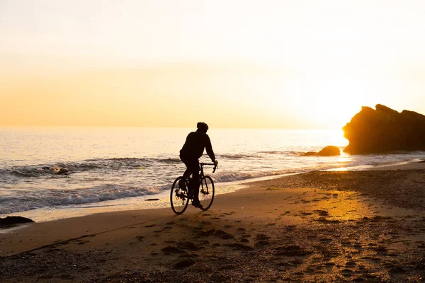 Σιλουέτα Του Νεαρού Άνδρα Ποδηλάτη Στο Κράνος Στην Παραλία Κατά — Φωτογραφία Αρχείου