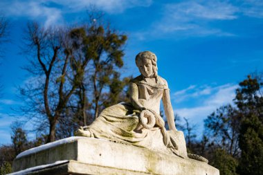 Lviv, Ukrayna - Aralık 2019: Lychakiv Mezarlığı, 18-20 yüzyıl mimari eserleri ve Ukrayna ve Polonya 'nın kültürel ve bilimsel figürlerinin mezarları