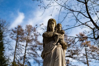 Lviv, Ukrayna - Aralık 2019: Lychakiv Mezarlığı, 18-20 yüzyıl mimari eserleri ve Ukrayna ve Polonya 'nın kültürel ve bilimsel figürlerinin mezarları