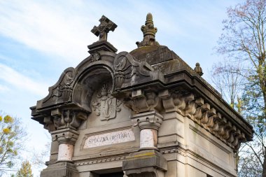 Lviv, Ukrayna - Aralık 2019: Lychakiv Mezarlığı, 18-20 yüzyıl mimari eserleri ve Ukrayna ve Polonya 'nın kültürel ve bilimsel figürlerinin mezarları