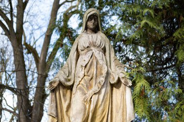 Lviv, Ukrayna - Aralık 2019: Lychakiv Mezarlığı, 18-20 yüzyıl mimari eserleri ve Ukrayna ve Polonya 'nın kültürel ve bilimsel figürlerinin mezarları