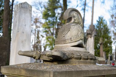 Lviv, Ukrayna - Aralık 2019: Lychakiv Mezarlığı, 18-20 yüzyıl mimari eserleri ve Ukrayna ve Polonya 'nın kültürel ve bilimsel figürlerinin mezarları