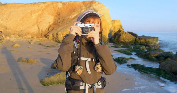 Jóvenes Viajeras Femeninas Con Mochila Cámara Cine Retro Viajan Las — Foto de Stock