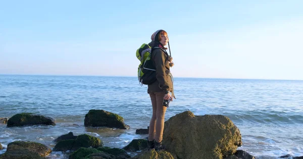 Jonge Vrouwelijke Reiziger Met Rugzak Retro Film Camera Reizen Herfst — Stockfoto