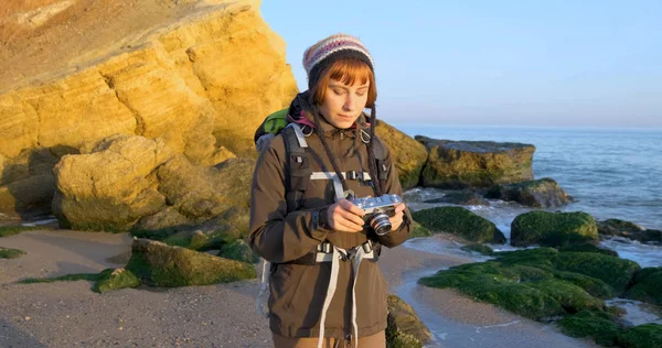 Sırt Çantası Retro Film Kamerasıyla Genç Bayan Gezgin Deniz Kenarındaki — Stok fotoğraf
