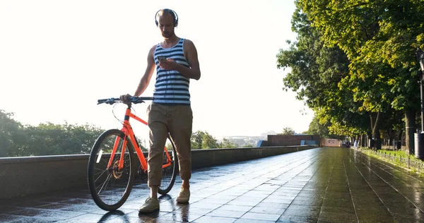 Молодой Красивый Мужчина Красочными Велосипедами Наушниками Слушает Музыку Ездит Летним — стоковое фото
