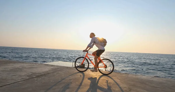 Junge Hübsche Männer Freizeitkleidung Fahren Auf Dem Bunten Fahrrad Morgenstrand — Stockfoto