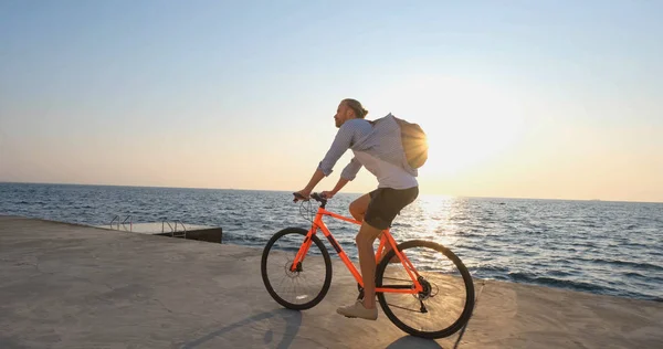 Tineri Bărbați Frumoși Uzură Casual Plimbare Bicicleta Colorată Plaja Dimineață — Fotografie, imagine de stoc