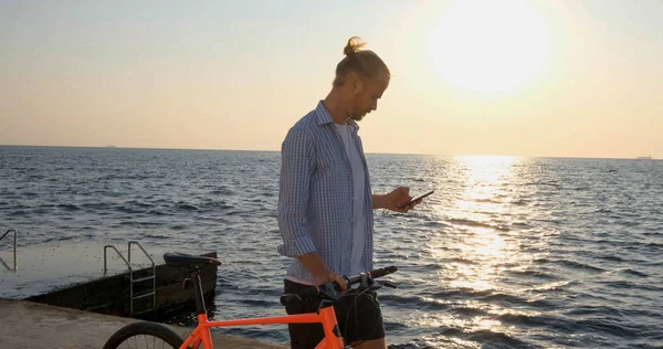 Joven Macho Guapo Paseo Casual Colorida Bicicleta Playa Mañana Contra — Foto de Stock