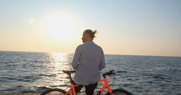 Fiatal Jóképű Férfi Alkalmi Viselet Lovagolni Színes Kerékpár Reggeli Strandon — Stock Fotó