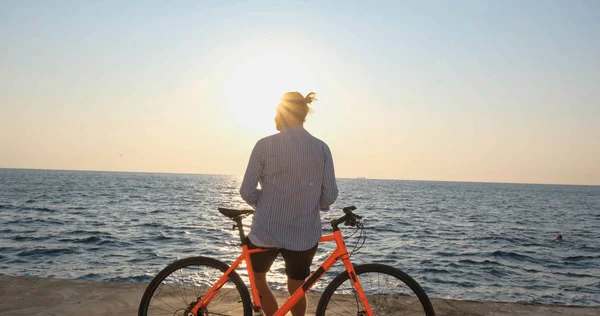 Jovem Macho Bonito Casual Passeio Desgaste Bicicleta Colorida Praia Manhã — Fotografia de Stock