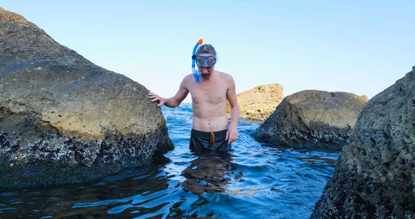 Ung Manlig Simmare Med Snorklande Glasögon Dyka Sommarhavet — Stockfoto