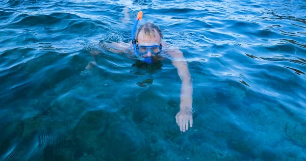 Junge Schwimmerin Mit Schnorchelbrille Taucht Sommermeer — Stockfoto