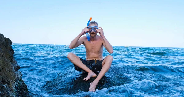 Ung Manlig Simmare Med Snorklande Glasögon Dyka Sommarhavet — Stockfoto