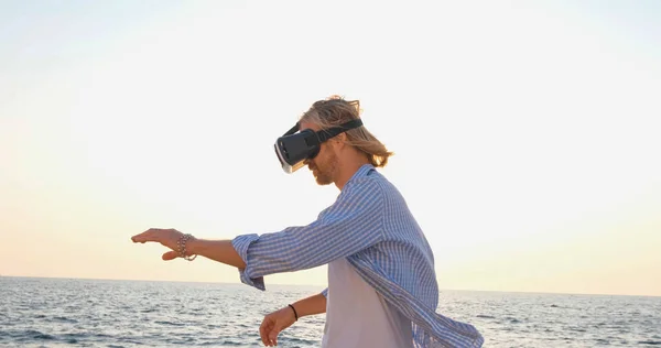 Retrato Joven Guapo Playa Con Gafas Realidad Virtual Hermoso Amanecer — Foto de Stock